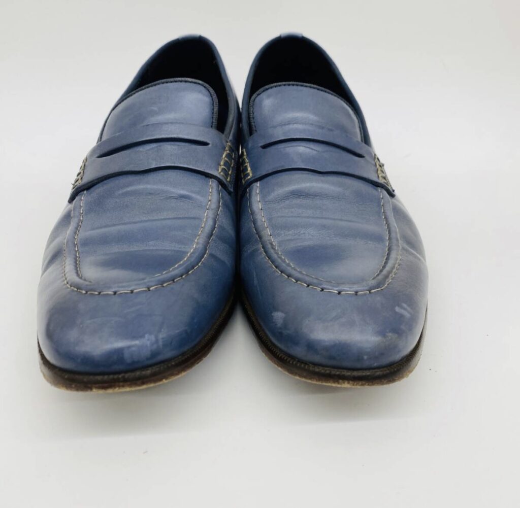 メンテナンス前のランバンのローファー（スレや色ムラありの状態）