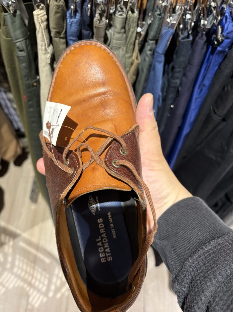 セカスト店頭で見つけたシミのあるREGAL STANDARDSの革靴